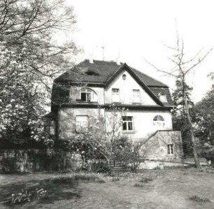 Dresden-Cossebaude, Meißner Straße 18. Wohnhaus (um 1910). Gartenansicht mit Freitreppe und Nebeneingang von Osten
