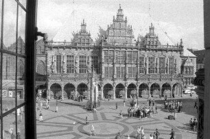 Bremen: durch Fenster der IHK auf Rathaus, mit Figur im Glasfenster