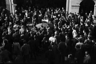 Freiburg: Demonstration gegen Straßenbahntarife; Kaiser-Joseph-Straße mit Demonstranten und Lautsprecherwagen