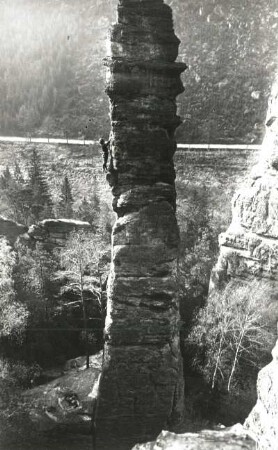Sächsische Schweiz, Bielatal. Chinesischer Turm. Seilschaft Wagner am Alten Weg (V)