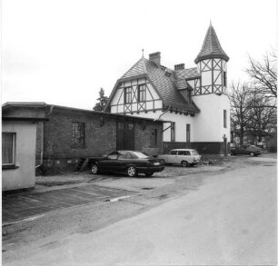 Spreewaldbahnhof Burg : Burg (Spreewald), Am Bahnhof 1. Ehemaliges Bahnhofsgebäude (1898) der Spreewaldbahn ("Spreewald-Guste", 1970 stillgelegt; seit 1995 Erlebnisgastronomie). Straßenansicht