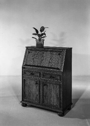 Schreibschrank : Ribnitz-Damgarten. VEB Möbelkombinat Ribnitz-Damgarten. Hausmesse, 1986. Schreibschrank. Holz, folienbeschichtet in Eichenholzoptik, rustikal (1986; VEB Möbelkombinat Ribnitz-Damgarten)