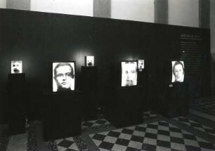Dresden. Ausstellung "Im Licht Durchs Licht zum Licht - Hermann Krone, Photograph (1827-1916)" im Albertinum, 14.06.-23.08.1998. Raumaufnahme (Mosaiksaal). Gruppe ComPakt (Frank Voigt, Sylvia Grodde, Hannes Gebhardt), Homo Gen. Computerinstallation 1996