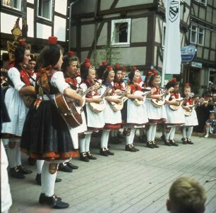 Schwalm-Eder-Kreis. Kinderchor / Instrumentalgruppe im Trachtenkostüm während eines Auftrittes