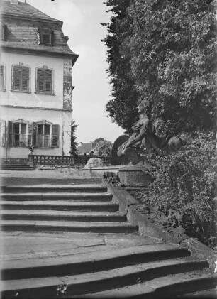 Treppenaufgang mit Musen und Sphinx