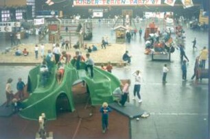 Dortmund. Westfalenhallen-Komplex. Blick in Halle 4. Größte Halle mit den meisten Attraktivitäten für Kinder