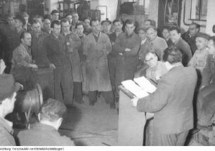 Dresden. Turbinenwerk Dresden, Diskussion der Werktätigen über den Beitritt der DDR zum Warschauer Vertrag, 1956