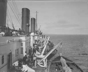 Hochseepassagierdampfer "Imperator" der Hapag Hamburg. Backbord-Bootsdeck mit Blick auf Schornsteine und Aufbauten. Besatzungsmitglieder demonstrieren das Aussetzen eines Rettungsbootes