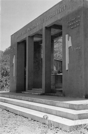 In Addi Arkay : Italienisches Gebäude in Addi Arkay. Aufschrift oben: "virtute vixit, memoria vivit, gloria vivet." Aufschrift rechts: "col cuore e col ferro alla meta "Mussolini"