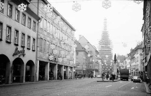 Freiburg: Kaiser-Joseph-Straße mit Weihnachtsbeleuchtung in Richtung Martinstor