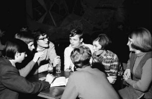 Freiburg: Haus der Jugend; diskutierende Jugendgruppe im Haus der Jugend