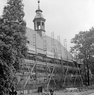 Schlosskirche: Renovierung: Außenaufnahme: Kirchenschiff mit Gerüst: Blick von Südwesten