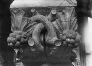 Konsole von der ehemaligen Empore der Stadtpfarrkirche Sankt Maria mit Blattwerk