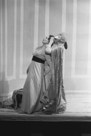 Szenenbilder aus "Die Räuber", Drama von Friedrich Schiller mit Musik von Tilo Müller-Medek (R: Manfred Karge und Matthias Langhoff; Dekor: Pieter Hein). Volksbühne Berlin, Premiere 10.02.1971 (legendäre DDR-Inszenierung) : Mit Hans Teuscher, Arno Wyzniewski, Günther Junghans, Heide Kipp, Gabriele Gysi, Klaus Mertens, Werner Tietze, Bodo Krämer, Dieter Montag, Carl-Hermann Risse, Michael Narloch, Berko Acker, Helmut Straßburger
