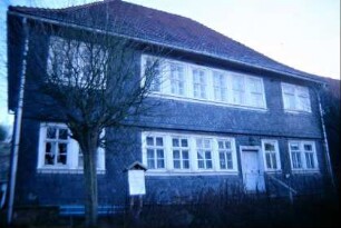 Altes Pfarrhaus auf dem Kirchberg, geschiefert und mit Sprossenfenstern