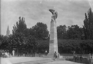 Zeppelindenkmal mit Krönungsstatue: Wieland der Schmied
