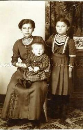 Mutter mit Kindern