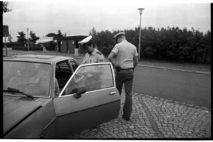 A 1: Raststätte "Buddikate" bei Todendorf: Verkehrskontrolle: Polizeibeamte der Verkehrsüberwachungsbereitschaft