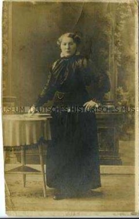Atelieraufnahme einer Frau im schwarzen Kleid