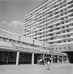 Dresden-Altstadt, Pirnaischer Platz. Appartementhochhaus mit Gaststättenkomplex (1964-1966; P. Sniegon, H. Löschau, H. Kriesche, G. Landgraf)