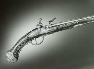 Steinschloßpistole : Piraube, Bertrand: Steinschloßpistole. Paris, um 1680. Eisen, geschnitten, vergoldet, Silbereinlagen, Holz; Länge 50,5 cm. Staatliche Kunstsammlungen Dresden (SKD), Rüstkammer J 639