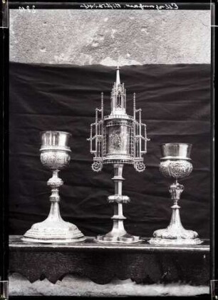 Stiftskirche; Reliquiar und zwei Kelche