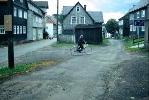 zwei parallele Straßen, anliegende Häuser