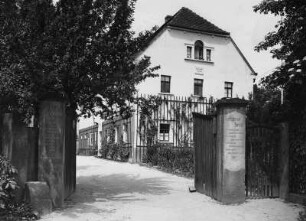 Ehemaliges Schäfersches Gut, ab 1907 "Lohengrinhaus" : Graupa (Pirna-Graupa), Richard-Wagner-Straße 6. Richard-Wagner-Museum (sogenanntes Lohengrinhaus; Gründung 1907, Wiedereröffnung als Museum 1935). Ehemaliges Schäfersches Gut von 1840. Straßenansicht mit Toranlage