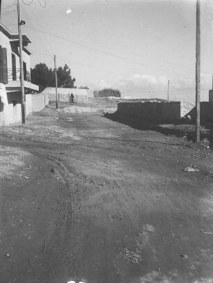 Straße in Heraklion : Frau am Stadtrand von Heraklion. Am Himmel im Hintergrund eine Junkers Ju 52/3m mit Segelflieger im Schlepp.