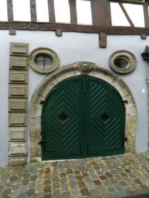 Stadtbild-Schuhgasse (4) Giebelständiges Haus von 1717-Toreinfahrt mit ornamentiertem Gewände (mit halbplastischem Löwenkopf als Schutzkopf) im Schlußstein in Übersicht