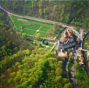 Weesenstein. Blick über Müglitztal mit Schloß (Gründung um 1200, Ausbau A. 15. Jh.) und Park (um 1780). Luftbild-Schrägaufnahme von Südosten