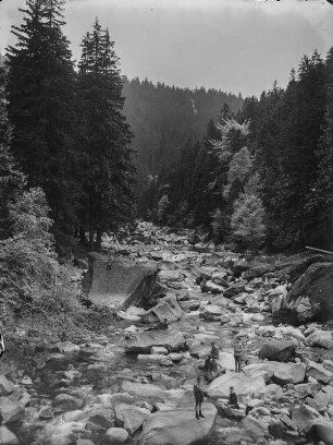 Okertal : Die Oker auf ihrem Weg durch das untere Okertal, Jungen auf Felsen