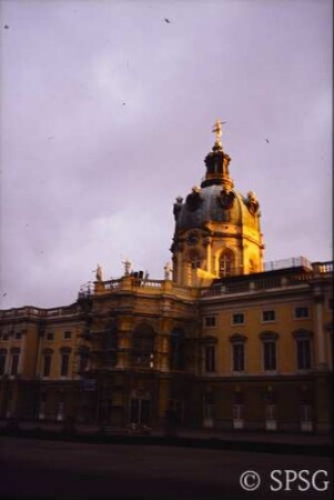 Berlin, Schloss Charlottenburg, Gartenfront mit dunklem Himmel.