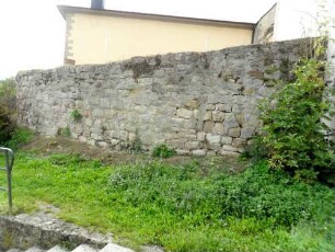 Kirchhofmauer im Südosten (Wehrgang mit Steinbrüstung im 19 Jh abgetragen) von Hang-(Orts-) Seite in übersichtlichem Verlauf