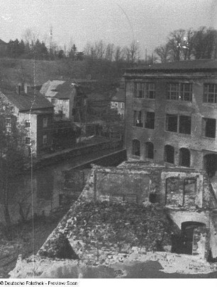 Bautzen. Zerstörte Bautzner Tuchfabrik AG (Vordergebäude). Blick vom Wehrgang der Alten Wasserkunst