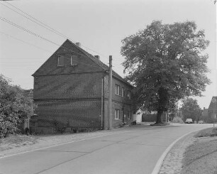 Kossa-Durchwehna, Gehöft Nr. 4, Straße mit Betondeckschicht