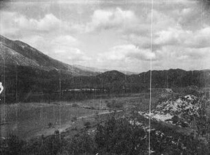 Talblick : Blick in ein Tal mit Gebirge im Hintergrund