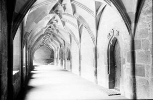 Alpirsbach: Kloster Alpirsbach, Kreuzgang mit Wappentor