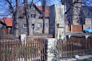 Kriegerdenkmal I. WK am Dorfplatz, eingezäunt; auf der leeren Konsole an der Seite befand sich früher eine Heroldsfigur