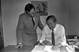 Amtsverwaltung: Amtsvorsteher: Mitarbeiter: Amtsvorsteher Erich Peter und leitender Verwaltungsbeamter Peter Dau am Schreibtisch