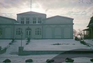 Am Bürgerpark 5: Logenhaus: Straßenfront: davor Freitreppe: Schnee