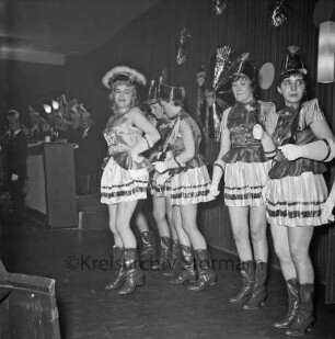 Karneval: Hotel Oldesloer Hof, Saal: Prunksitzung: Veranstalter Oldesloer Männerchor von 1844, Oldesloer Singakademie von 1946: Bühne: Auftritt von Mädchengarde und Tanzmariechen: hinten links Podium, Elferrat, 27. Februar 1965