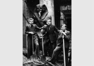 Schüler bei Bergungsarbeiten im Ägyptischen Hof im Neuen Museum