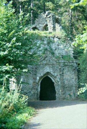 künstlich angelegte Grotte