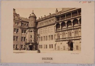 Der große Schlosshof im Residenzschloss in Dresden, Blick auf den Altan und den nordwestlichen Treppenturm vor dem großen Schlossumbau (Nordflügel 1896-99)