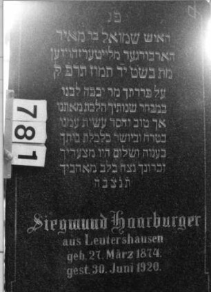 Grabstein 781 (Index: 99802270) Material: Granit, poliert Zustand: sehr gut Maße HxBxT: 153x61x19 cm Beschreibung: Sockel, Stele mit Segmentbogenabschluß Symbolik: Davidstern Besonderheit: längerer Text, Endreim: Grabstein 781 (Detailaufnahme)