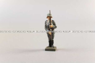Massefigur: Flak-Artillerist (Luftwaffe) stillgestanden, Gewehr präsentierend