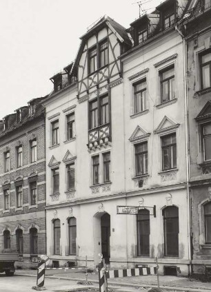 Wohnhaus mit Läden