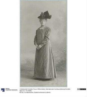 Frau in Reformkleid, Internationale Kunstausstellung Dresden