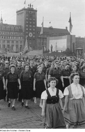 Mitglieder der FDJ im Demonstrationszug